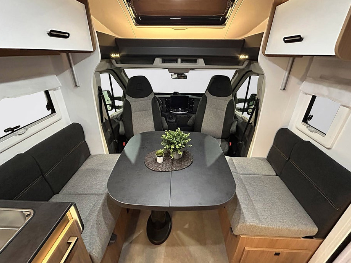 CHALLENGER 337 Graphite Edition 165hk AUTOMAT Face-To-Face Långbäddar, bild 10 av 49
