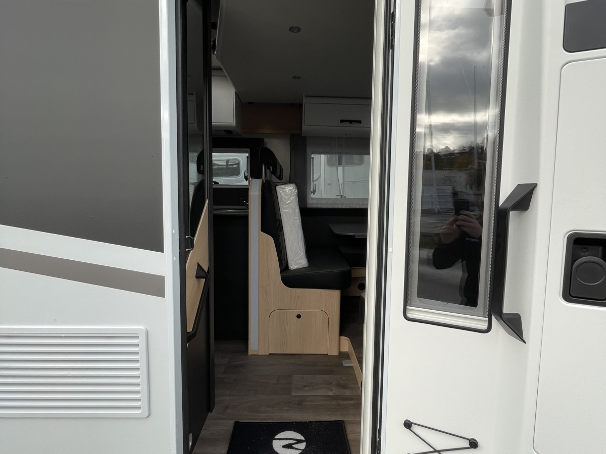 Sunlight T 68 Adventure - Adaptiv farthållare / 100 AH Litium / 100W Solcell / Dieselpanna med elpatron / Golvvärme / Isolerade tankar, bild 5 av 21