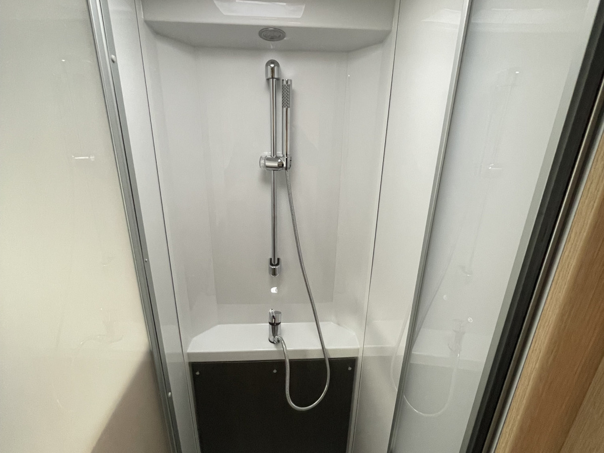 Sunlight T 68 Adventure - Adaptiv farthållare / 100 AH Litium / 100W Solcell / Dieselpanna med elpatron / Golvvärme / Isolerade tankar, bild 17 av 21