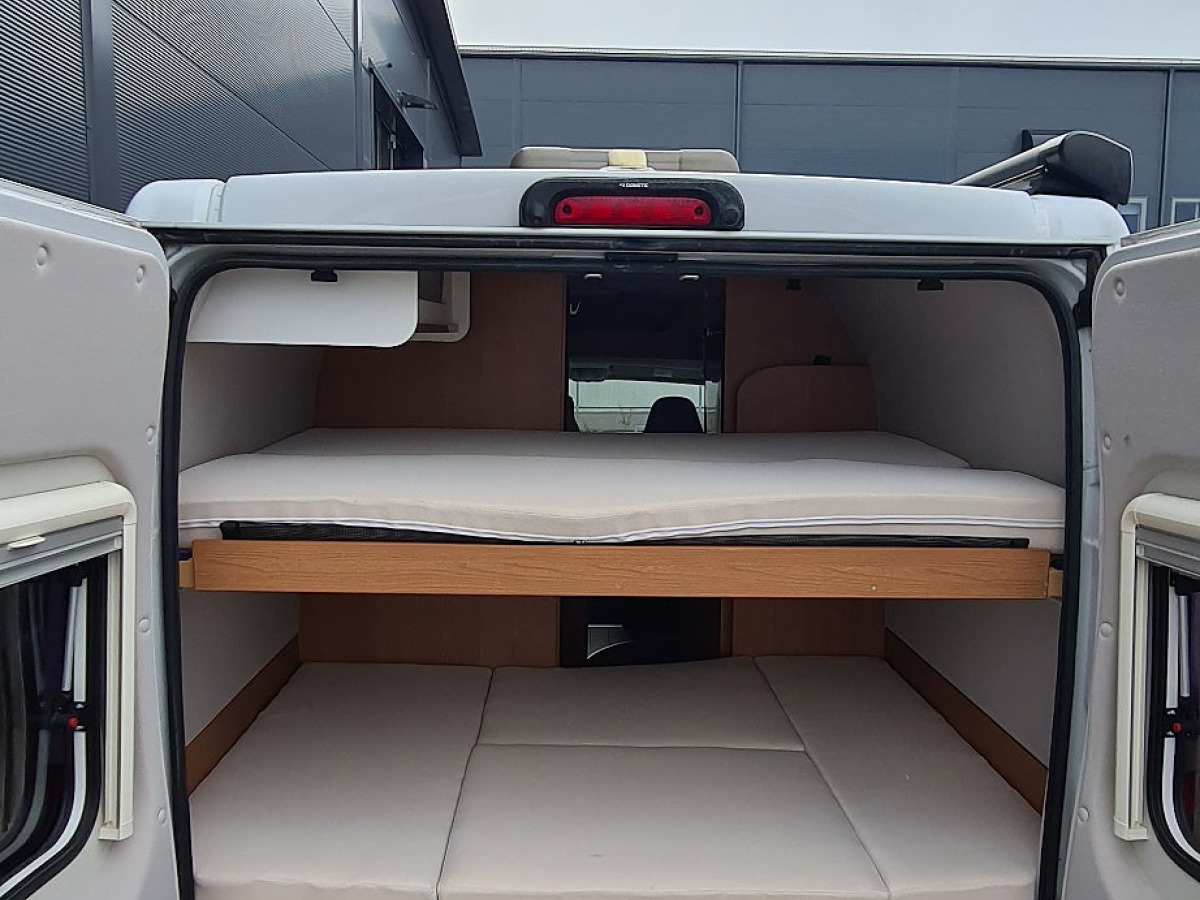 Weinsberg 600 K Carabus Våningsäng, Automat, 12v takfläkt, bild 5 av 15