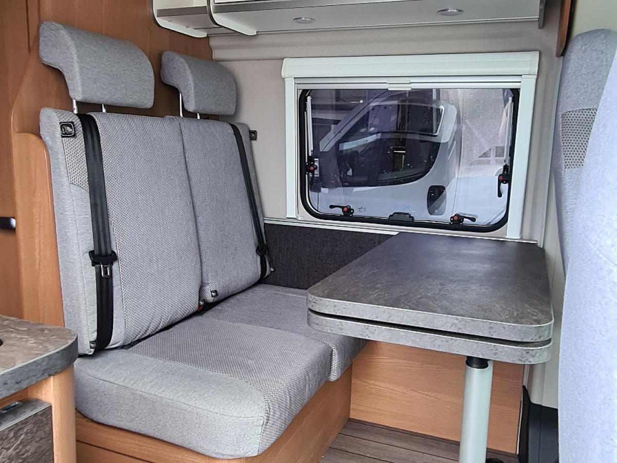 Weinsberg 600 K Carabus Våningsäng, Automat, 12v takfläkt, bild 7 av 15