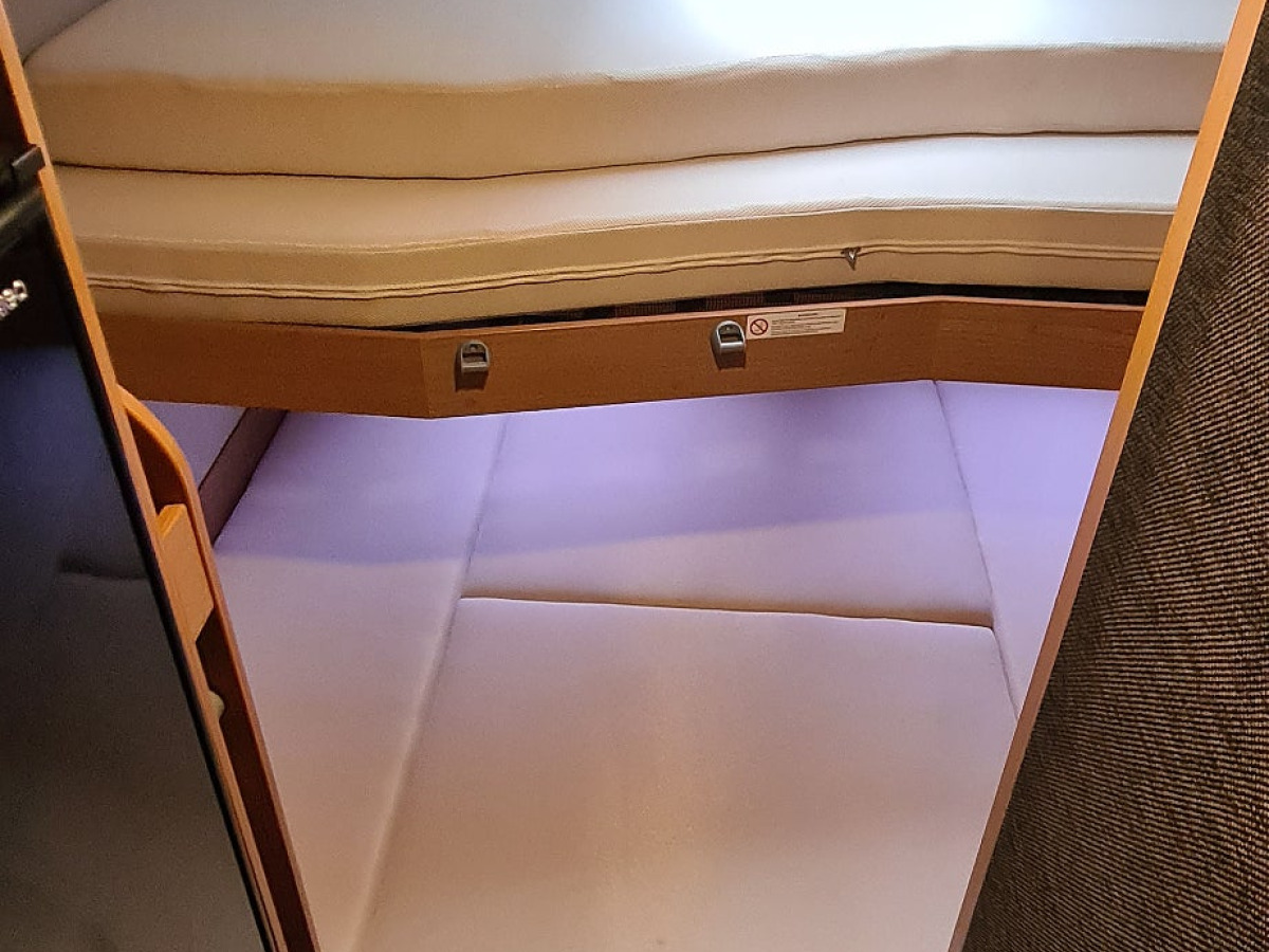Weinsberg 600 K Carabus Våningsäng, Automat, 12v takfläkt, bild 13 av 15
