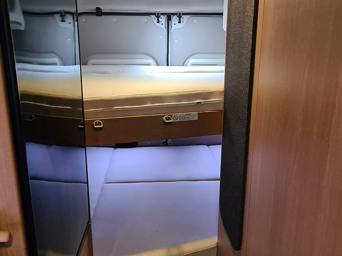 Weinsberg 600 K Carabus Våningsäng, Automat, 12v takfläkt, bild 14 av 15