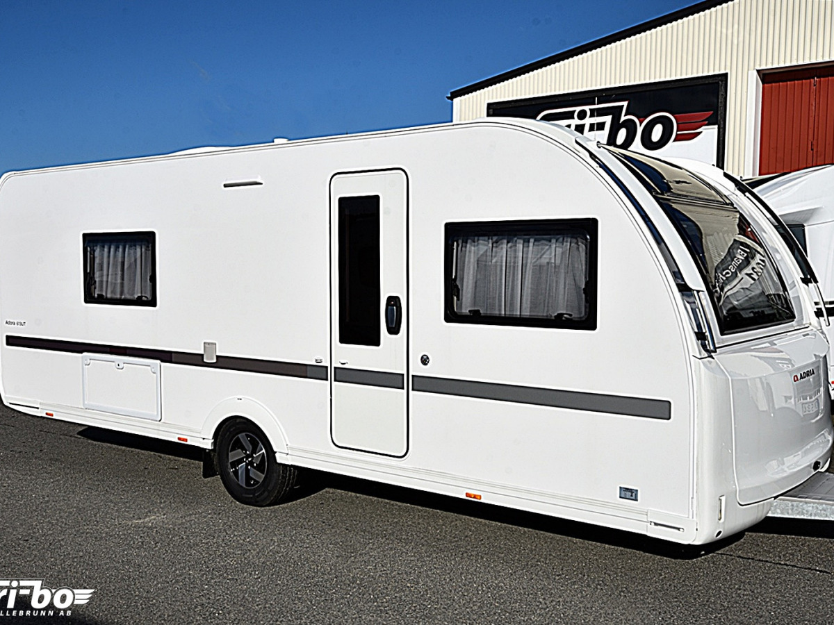 Adria 613 UT Adora, Queenbed, bild 2 av 18
