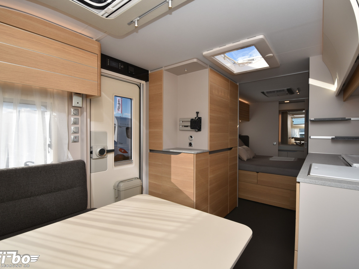 Adria 613 UT Adora, Queenbed, bild 8 av 18