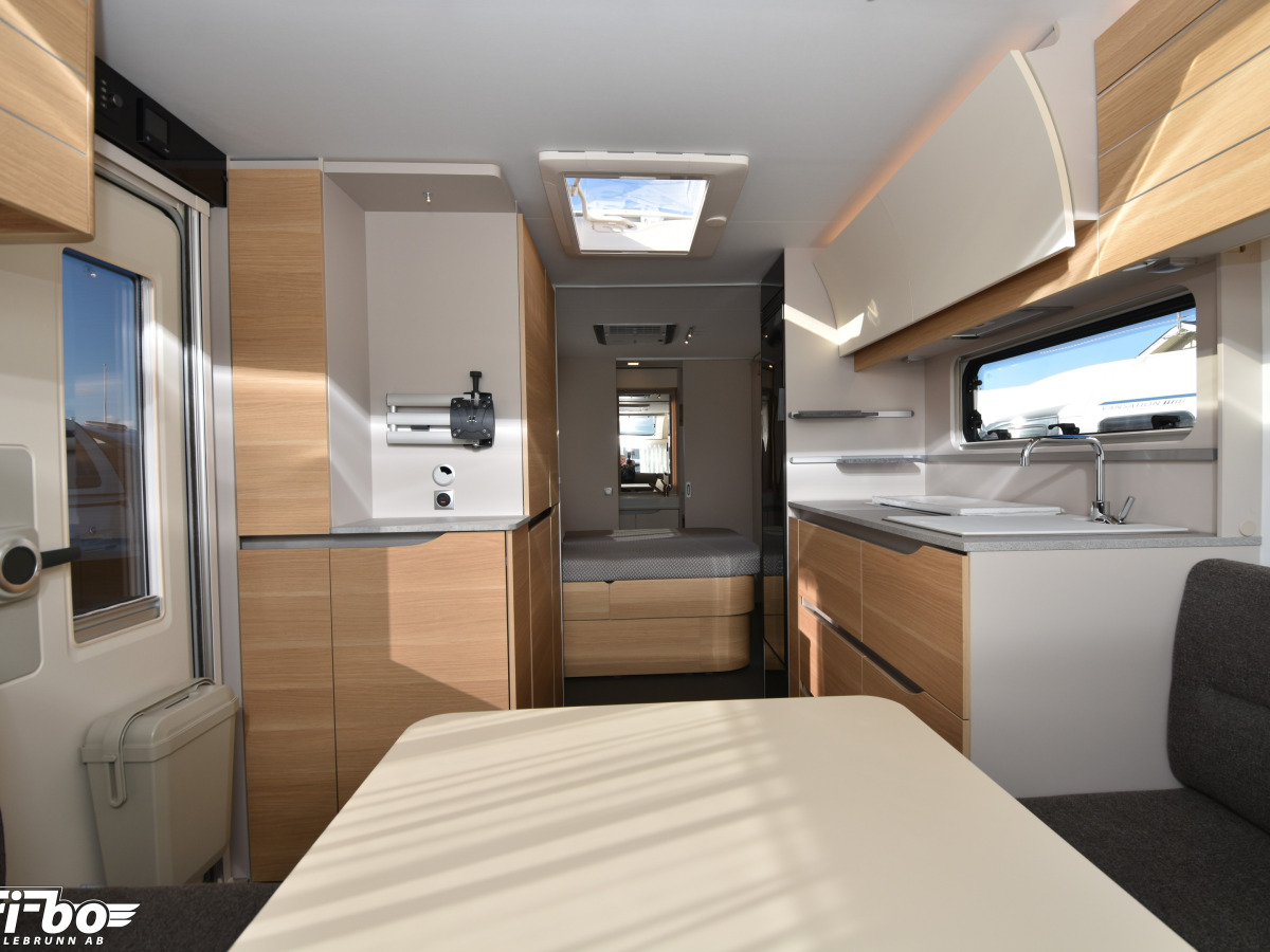 Adria 613 UT Adora, Queenbed, bild 9 av 18