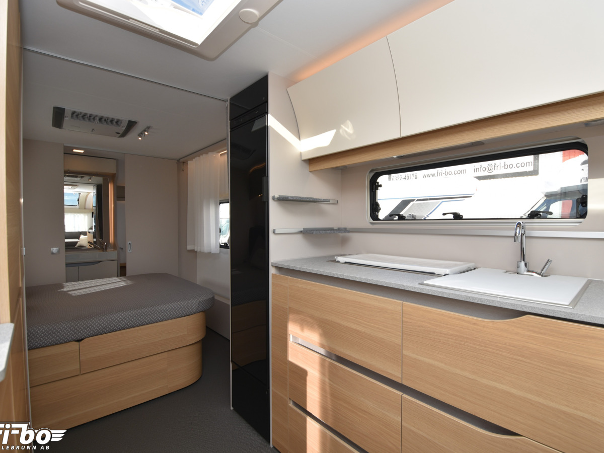 Adria 613 UT Adora, Queenbed, bild 10 av 18