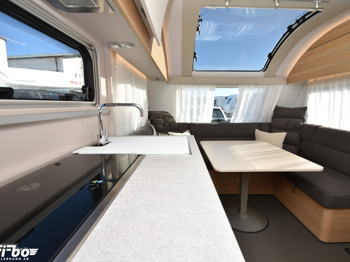 Adria 613 UT Adora, Queenbed, bild 13 av 18