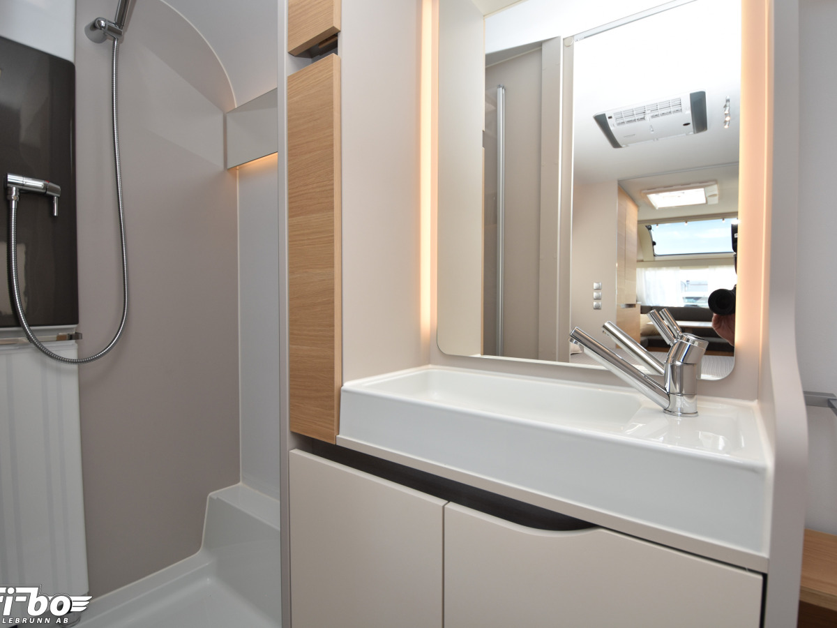 Adria 613 UT Adora, Queenbed, bild 14 av 18