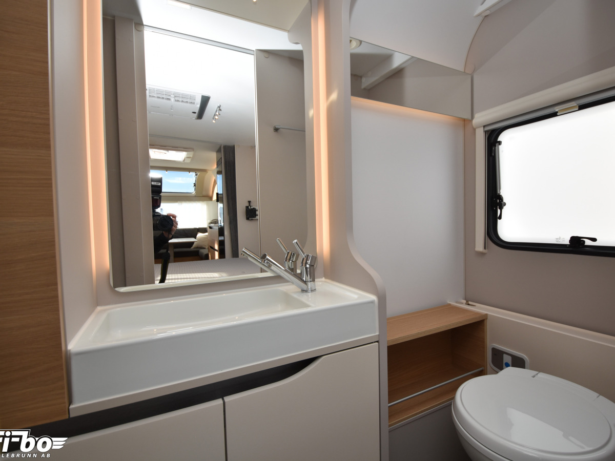 Adria 613 UT Adora, Queenbed, bild 15 av 18