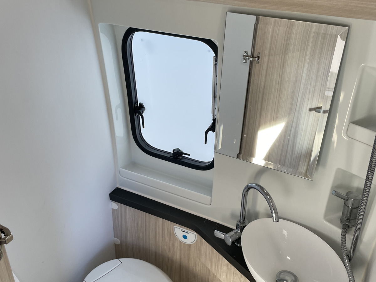 Adria Twin Axess 640 SL Automat B-Körkort Solcell, bild 8 av 11