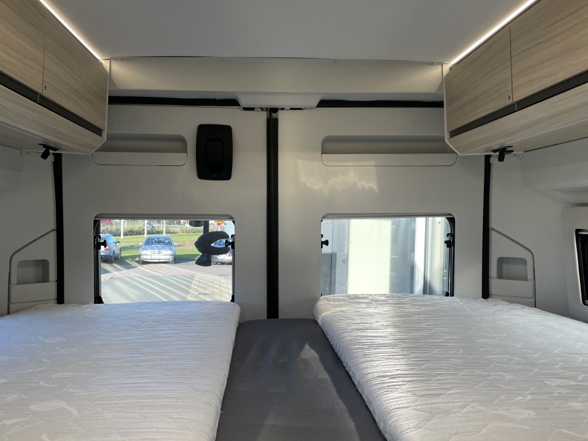 Adria Twin Axess 640 SL Automat B-Körkort Solcell, bild 10 av 11