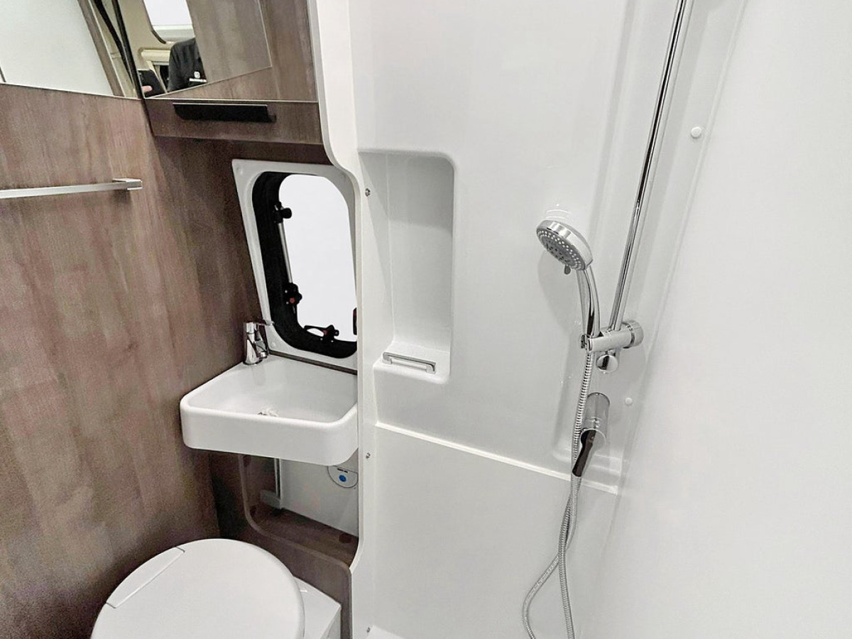 Benimar BENIVAN 160 VAN 640 AUTOMAT LÅNGBÄDDAR Dieselvärmare ADAPTIV Far, bild 25 av 38