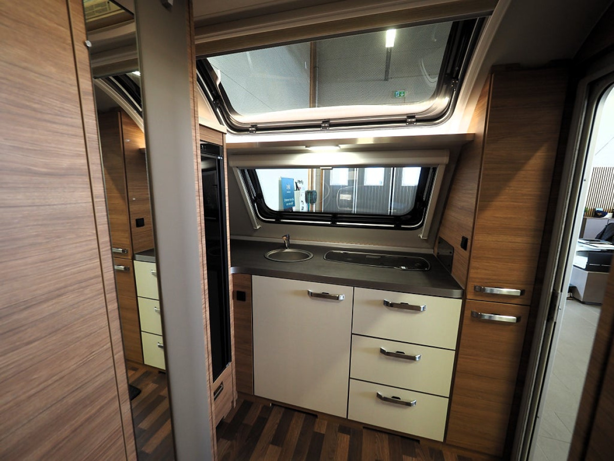Weinsberg CaraOne 390 PUH Frontkök/Förtält/4-Bäddar, bild 6 av 17
