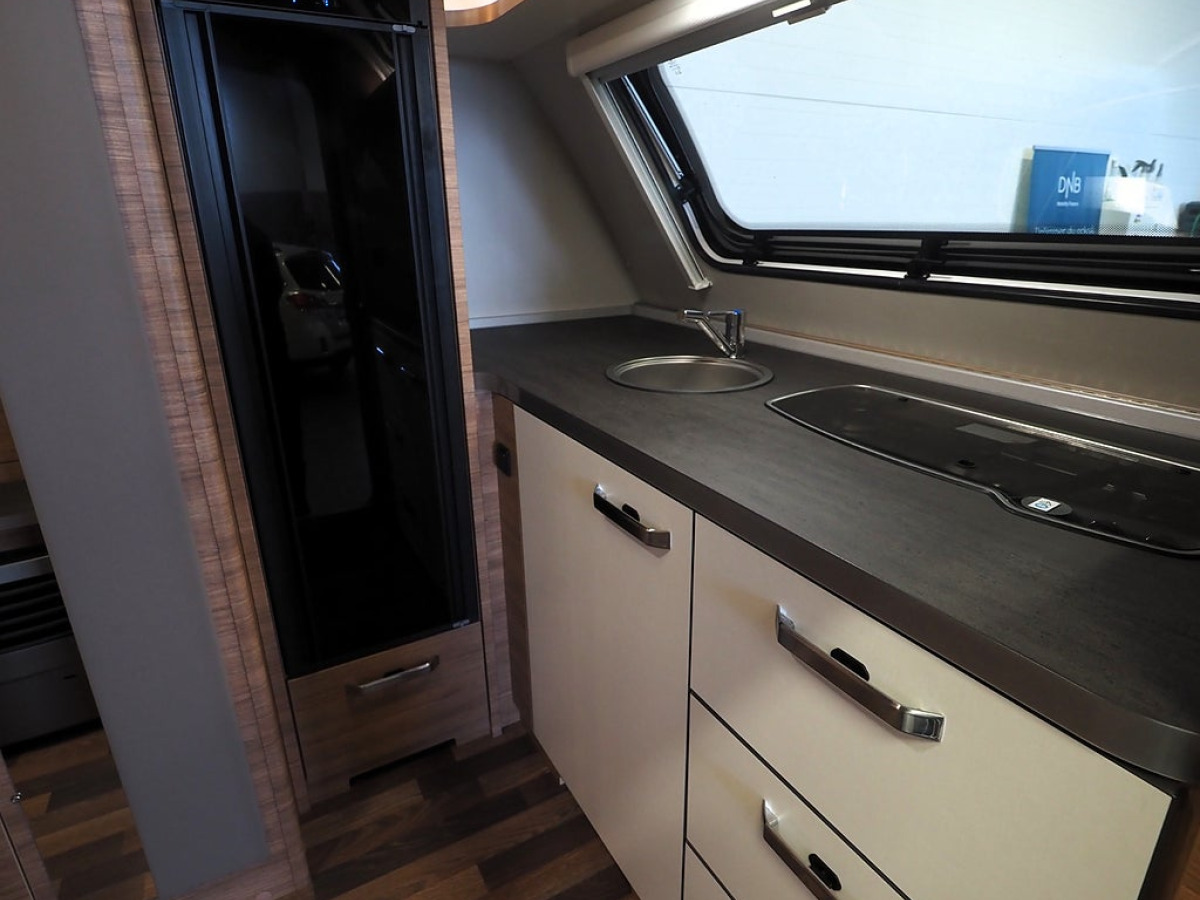 Weinsberg CaraOne 390 PUH Frontkök/Förtält/4-Bäddar, bild 7 av 17