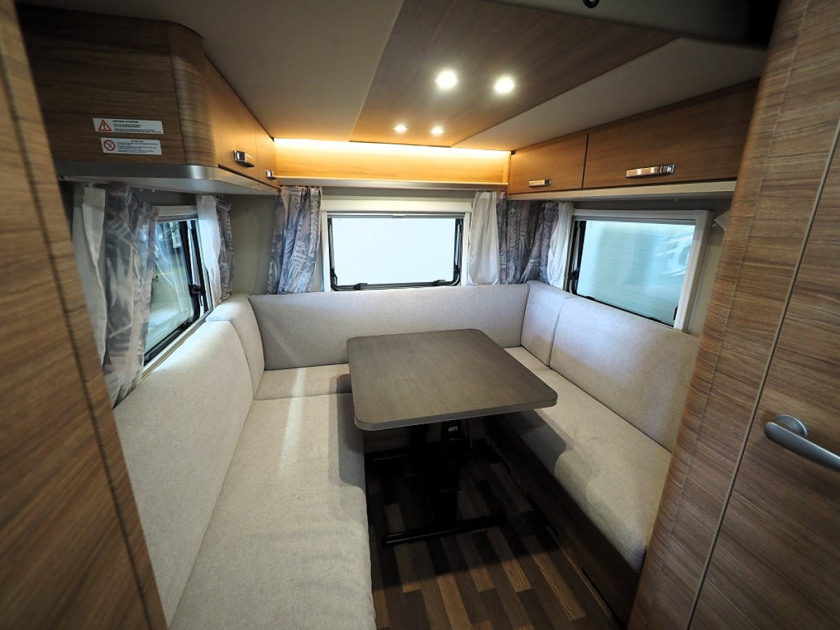 Weinsberg CaraOne 390 PUH Frontkök/Förtält/4-Bäddar, bild 8 av 17