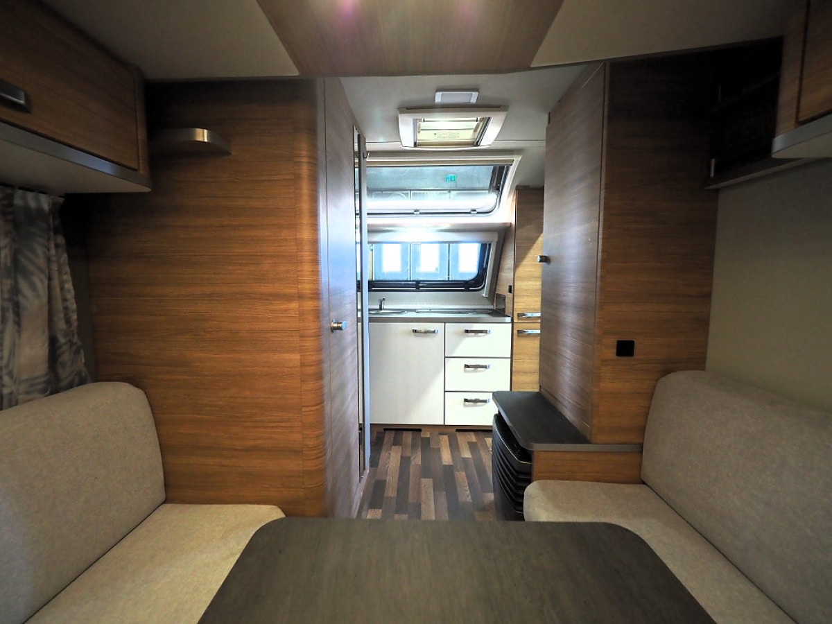 Weinsberg CaraOne 390 PUH Frontkök/Förtält/4-Bäddar, bild 12 av 17