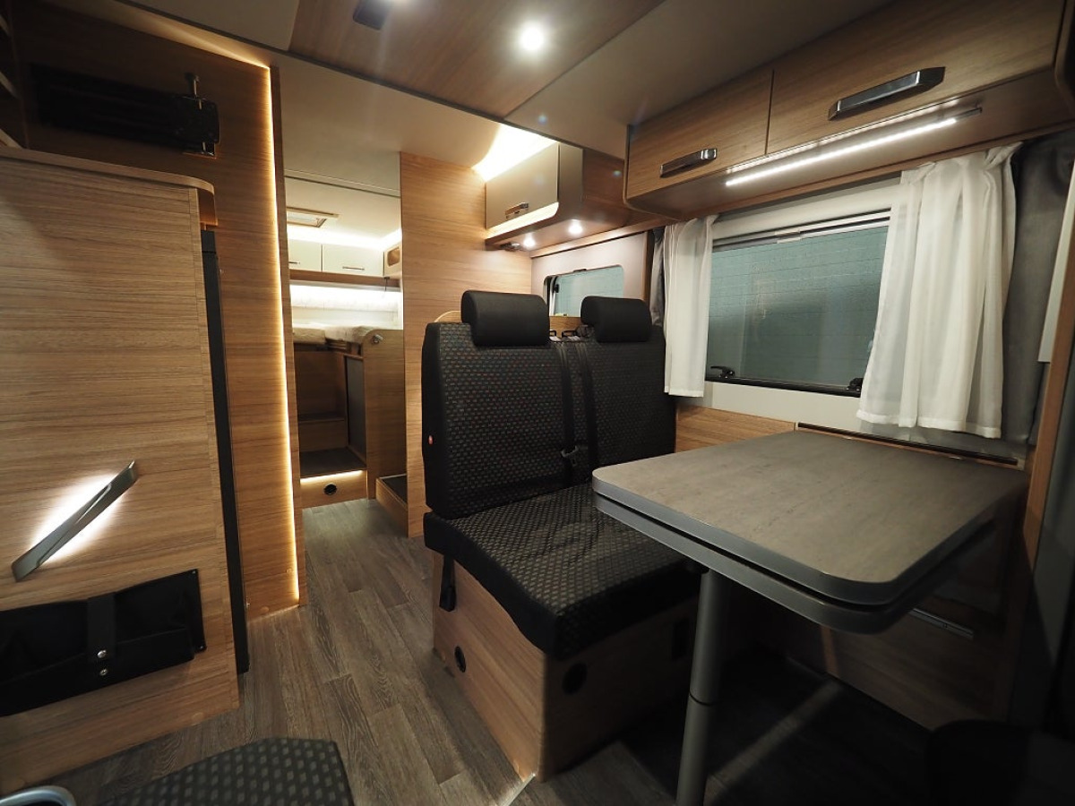 Weinsberg CaraSuite 700MEG 165hk I AUT I 3500kg I MOMS I Solcell I Backkam, bild 6 av 22