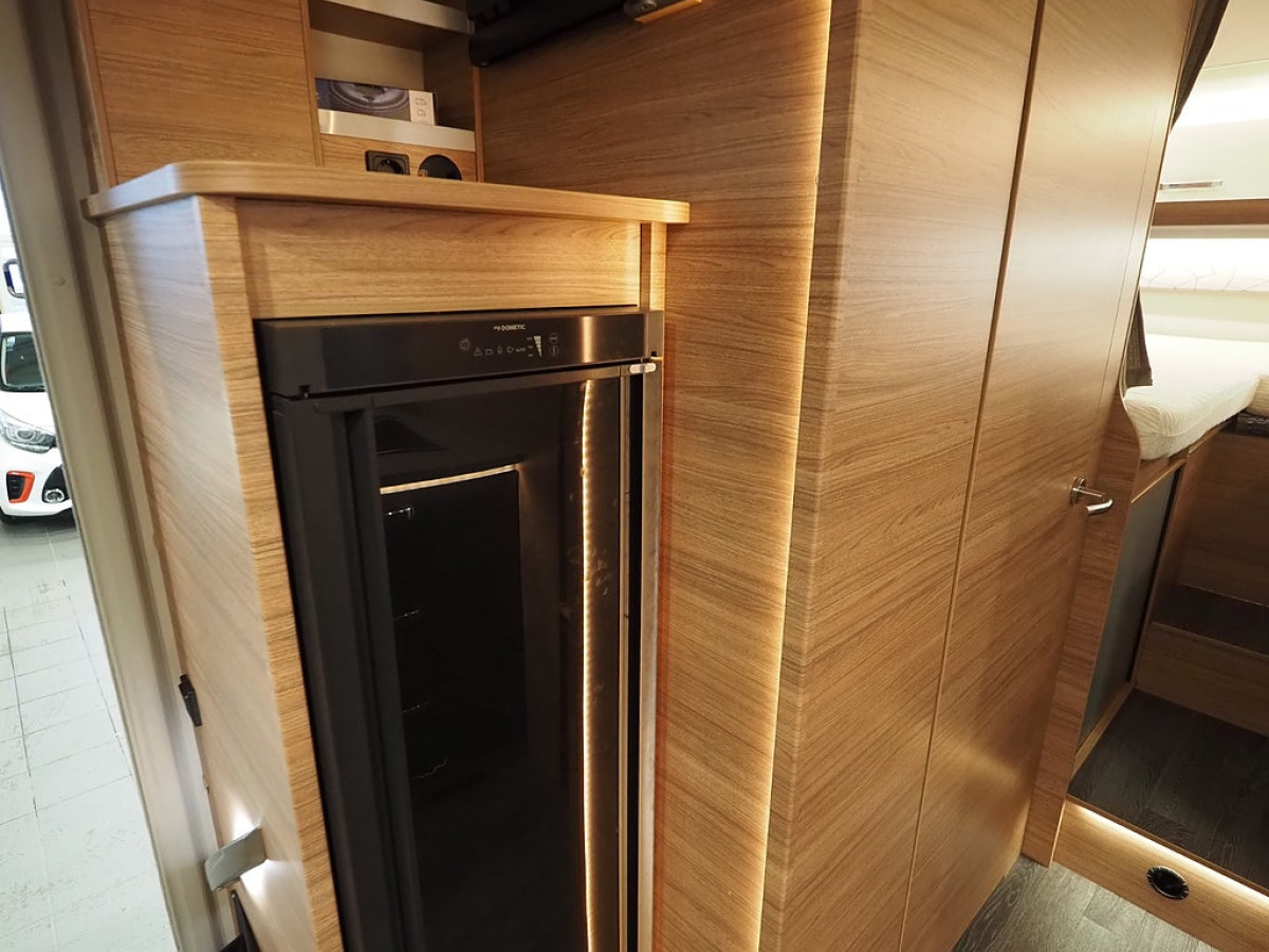 Weinsberg CaraSuite 700MEG 165hk I AUT I 3500kg I MOMS I Solcell I Backkam, bild 8 av 22