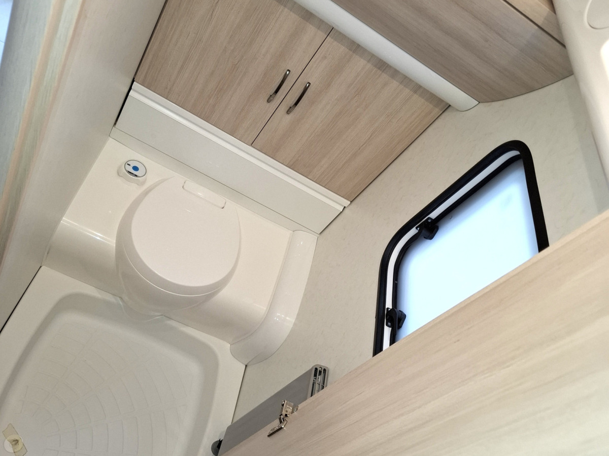 Hobby 650 KMFE De Luxe Alde, Barnkammare, Ac, Mover, Ugn, Markis, bild 7 av 13