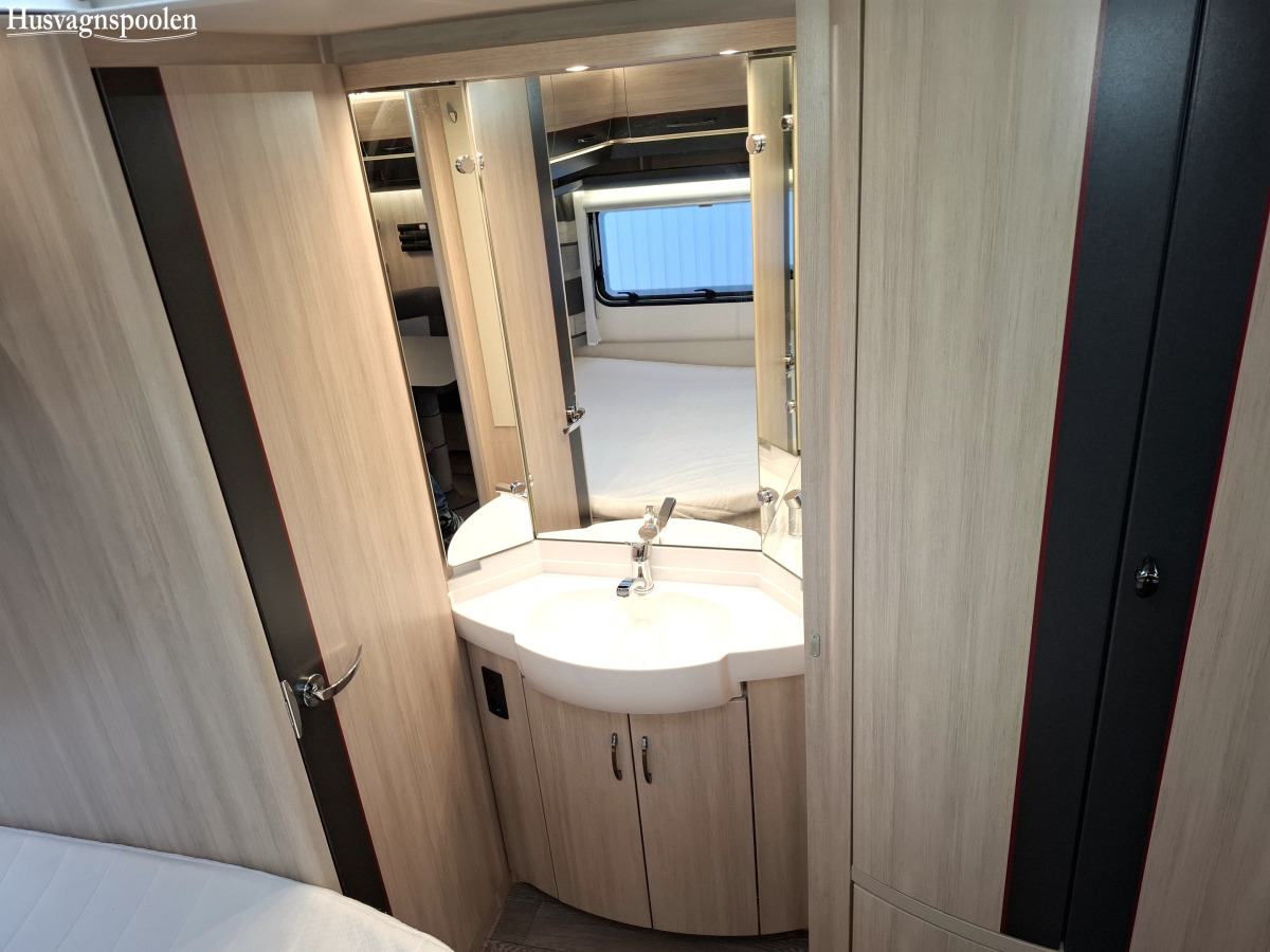 Hobby 650 KMFE De Luxe Alde, Barnkammare, Ac, Mover, Ugn, Markis, bild 8 av 13