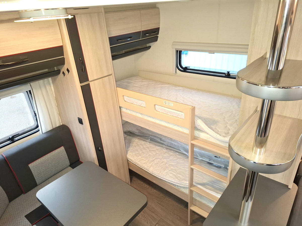 Hobby 650 KMFE De Luxe Alde, Barnkammare, Ac, Mover, Ugn, Markis, bild 12 av 13