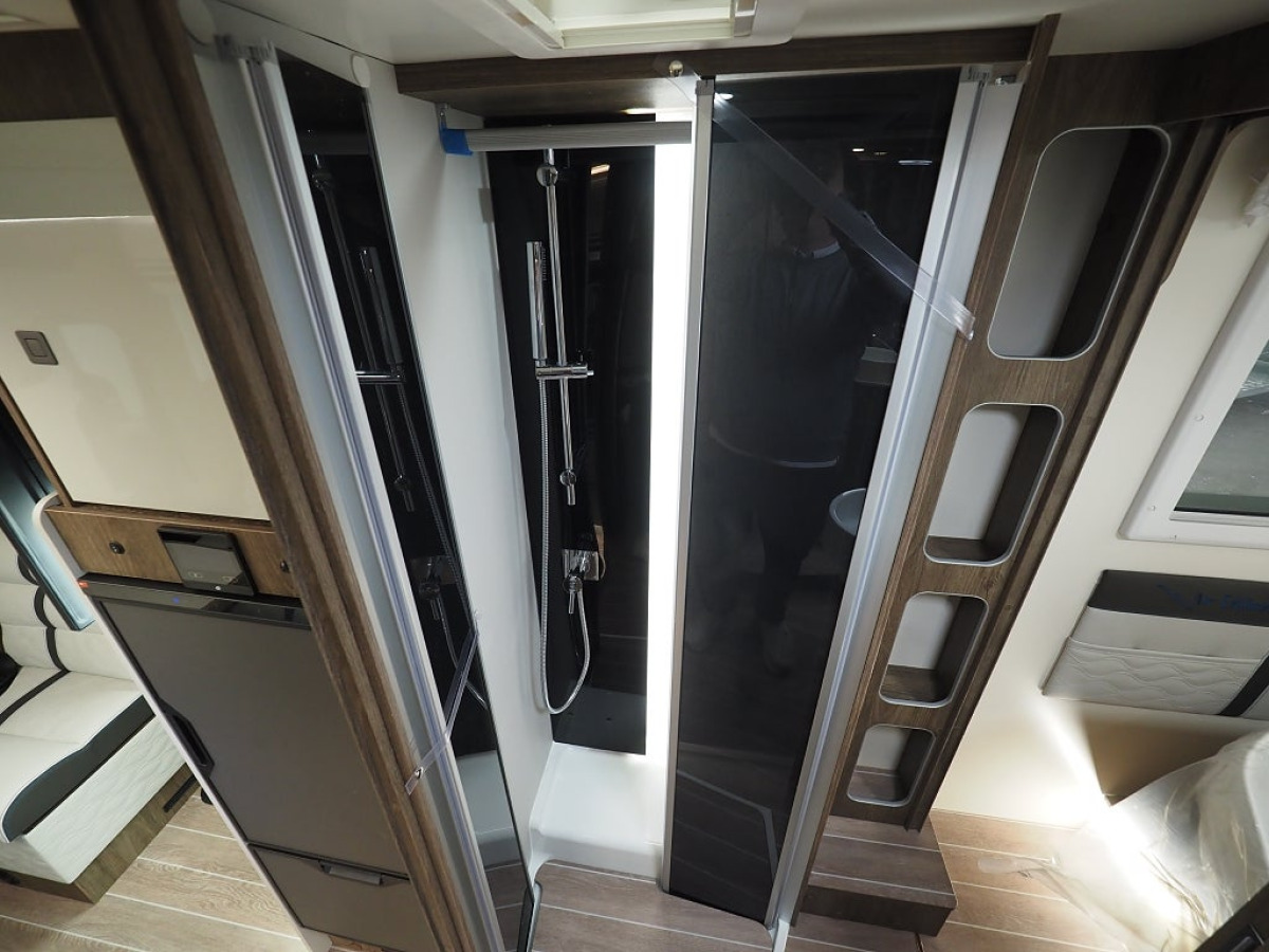 Ci Magis 66 XT Air Edition AC Taksäng Markis Queenbädd Stort badrum, bild 13 av 21