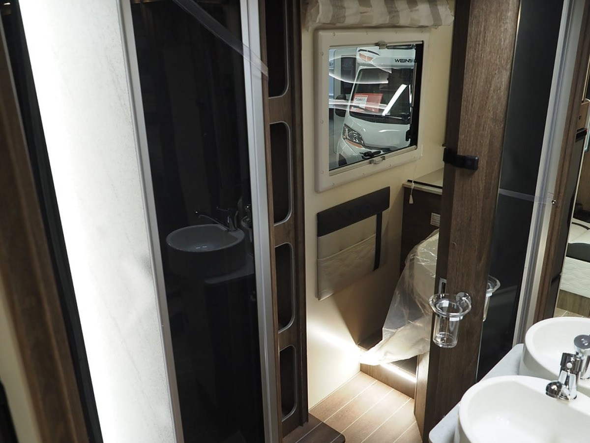 Ci Magis 66 XT Air Edition AC Taksäng Markis Queenbädd Stort badrum, bild 14 av 21