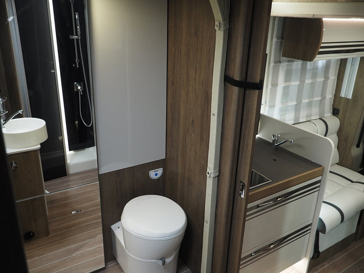 Ci Magis 66 XT Air Edition AC Taksäng Markis Queenbädd Stort badrum, bild 12 av 21