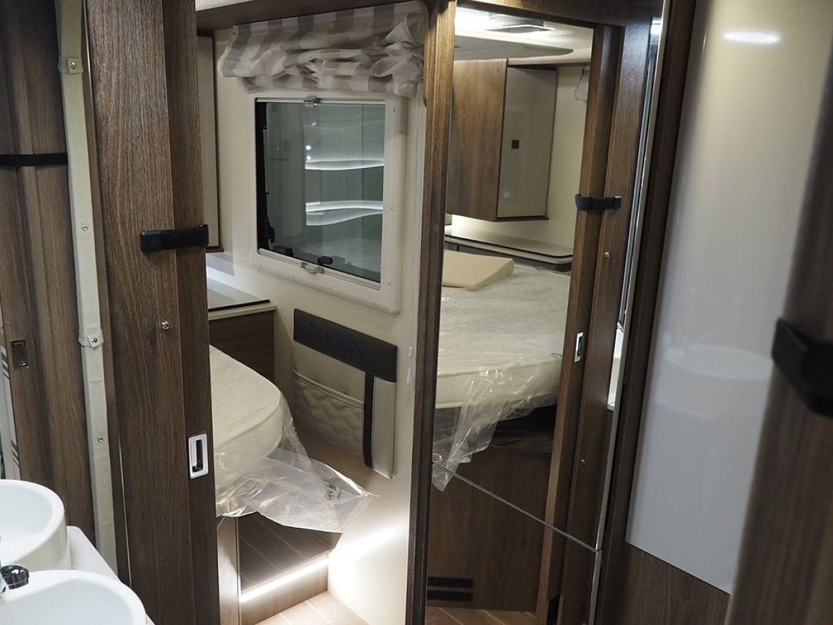 Ci Magis 66 XT Air Edition AC Taksäng Markis Queenbädd Stort badrum, bild 15 av 21