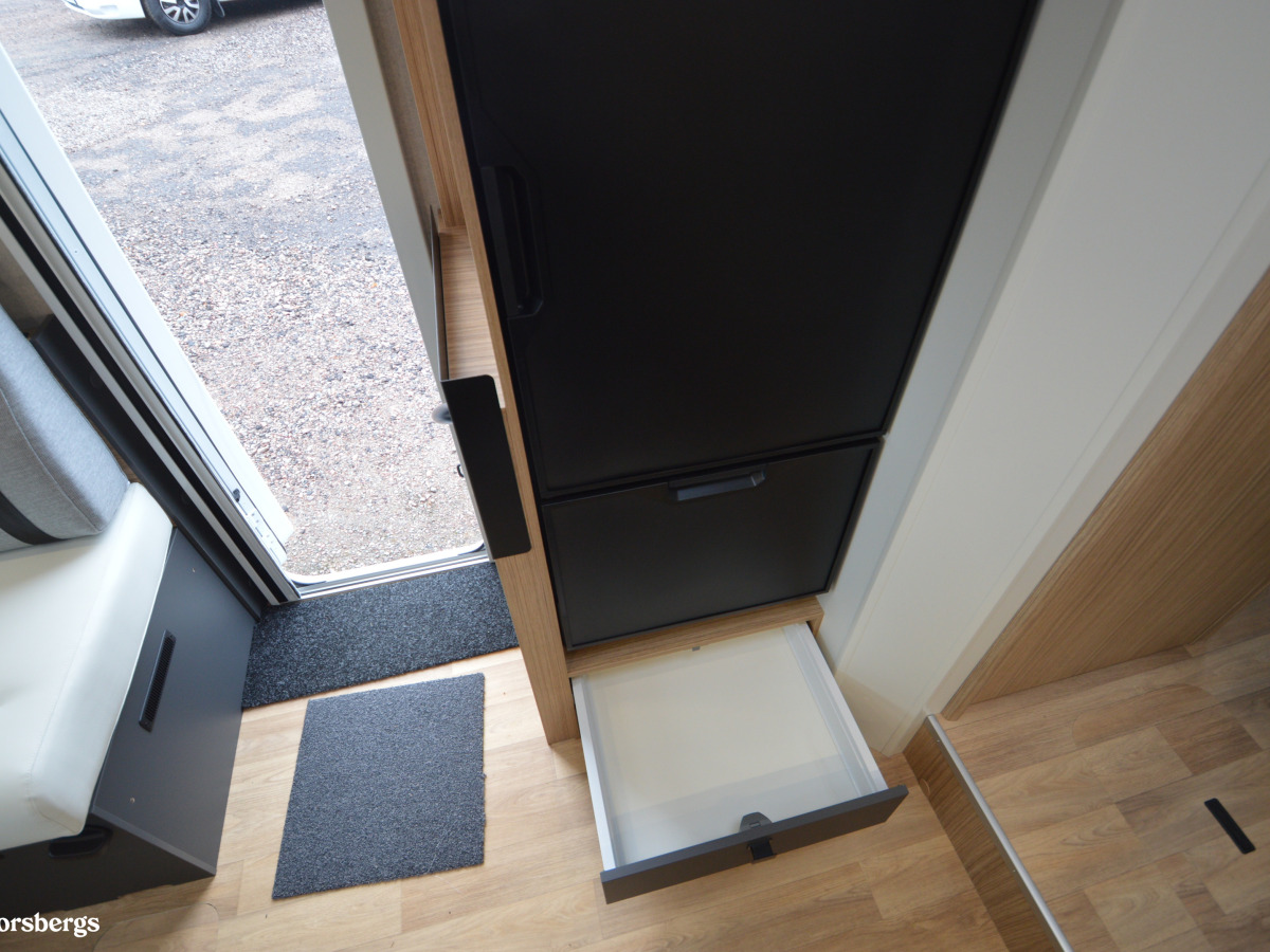 Pilote P740 C EVIDENC - Aldevärme, 5 sittplatser, 5 Sovplatser och mycket mer, bild 9 av 48