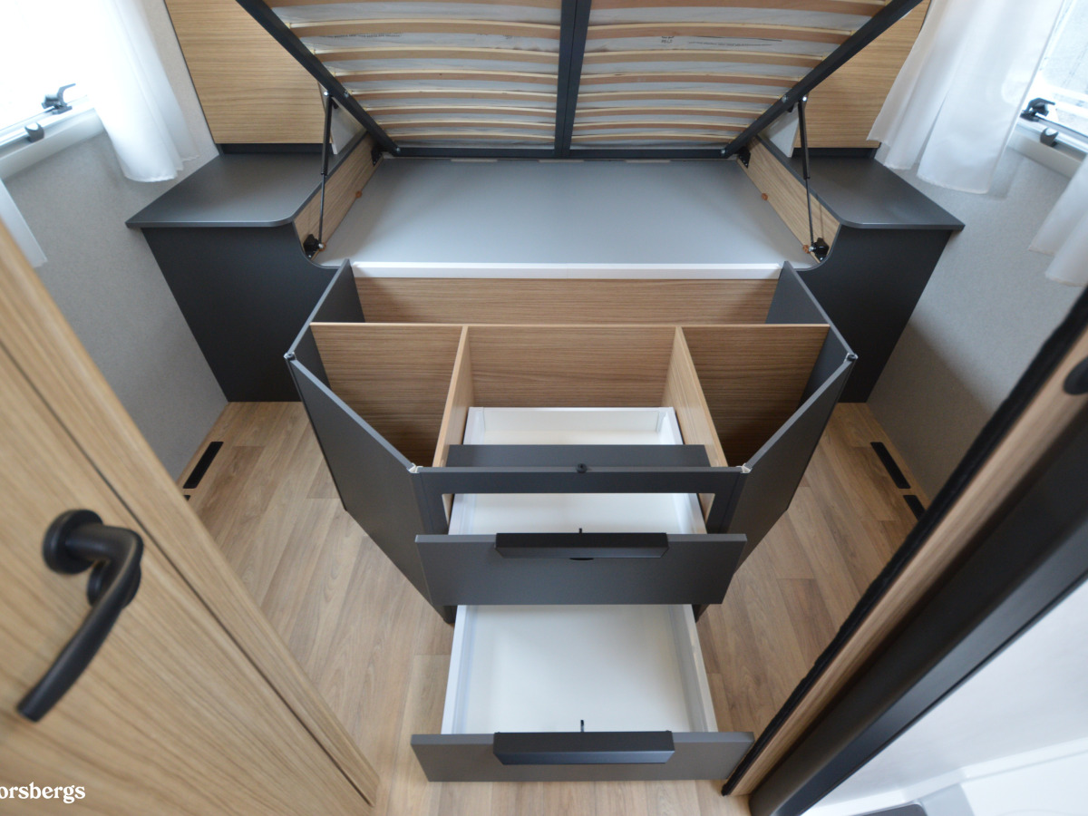 Pilote P740 C EVIDENC - Aldevärme, 5 sittplatser, 5 Sovplatser och mycket mer, bild 13 av 48