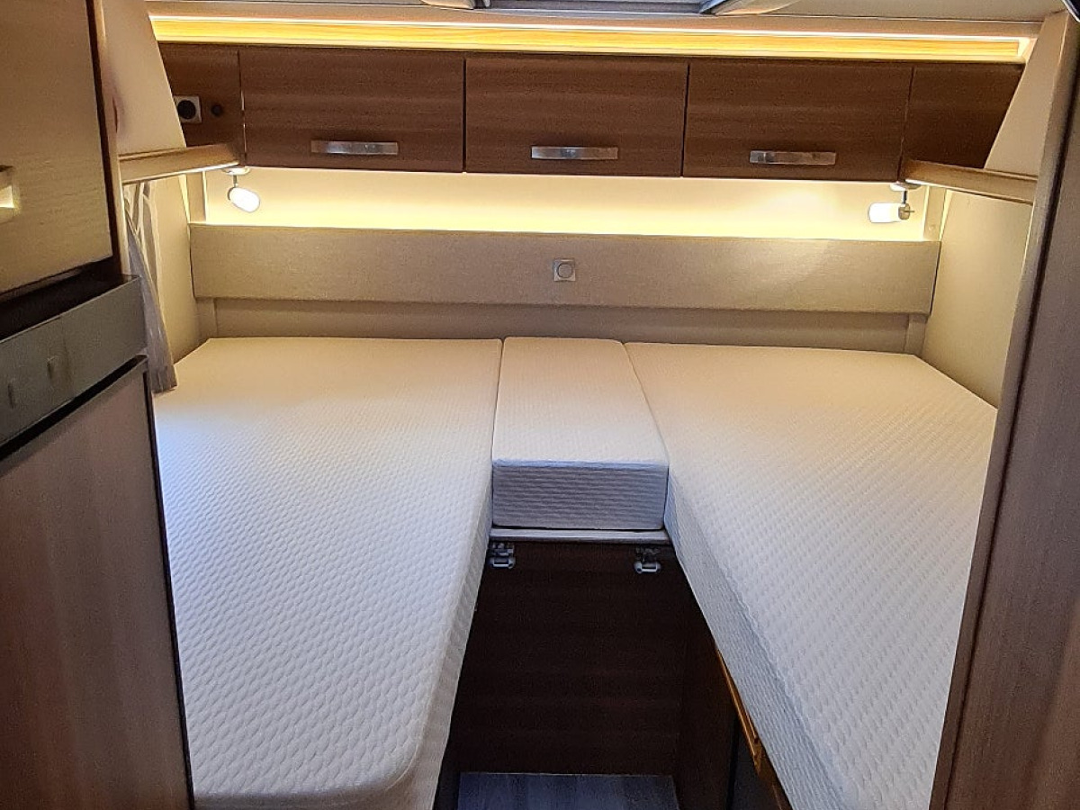 Weinsberg 600 MEG CaraCompact Pepper långbädd, drag, Truma combi 6e, bild 10 av 11